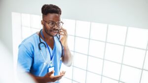 La fiducia degli operatori sanitari nel parlare diminuisce