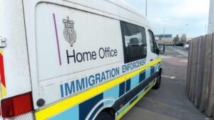 Aumento enorme delle licenze di sponsorizzazione annullate per i lavoratori stranieri