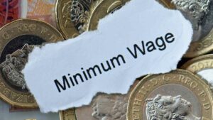 Bacheche di lavoro che pubblicizzano posizioni con retribuzioni inferiori al salario minimo del Regno Unito