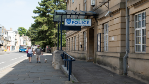 Gli ufficiali di polizia bianchi sono stati ignorati per la promozione e hanno vinto la gara