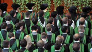 I datori di lavoro del Regno Unito sminuiscono l’importanza dei titoli di studio