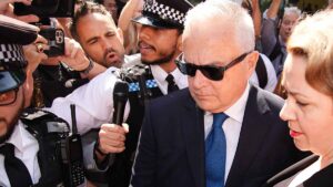 La BBC esaminerà la cultura del posto di lavoro mentre chiede a Huw Edwards di restituire lo stipendio