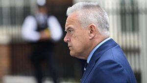 La BBC ha continuato a pagare lo stipendio di 475.000 sterline a Huw Edwards dopo il suo arresto