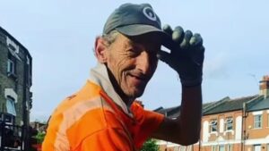 L'addetto alle pulizie stradali "vince" la festa dopo che il datore di lavoro nega il regalo