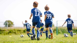 L'assistenza all'infanzia durante le vacanze scolastiche costa ai genitori 1700 sterline in più