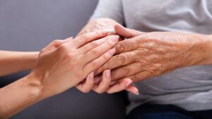 L'ente di beneficenza esorta il governo a rendere la cura una caratteristica protetta