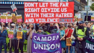 Rivolte dell'estrema destra: gli operatori sanitari musulmani assistono all'aumento degli abusi razzisti