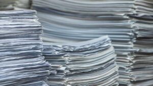 Un paralegale vince più di £ 100.000.000 in una causa per discriminazione