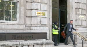 Il governo allenta le regole sul lavoro d'ufficio di tre giorni per i dipendenti pubblici