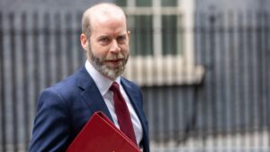 Il ministro delle imprese difende il disegno di legge sui diritti del lavoro