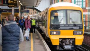 Le controversie ferroviarie finiscono quando i membri dell'RMT votano a favore dell'offerta salariale