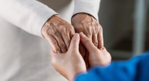 Lo scorso anno gli operatori sanitari hanno perso 3,7mila sterline di stipendio