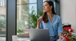 Un terzo dei lavoratori del Regno Unito ammette di fingere produttività