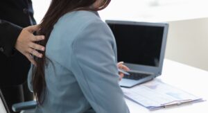 I datori di lavoro devono pubblicare piani d’azione contro le molestie sessuali per evitare il rischio della vergogna