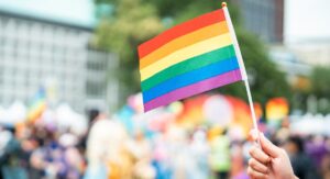 I datori di lavoro hanno bisogno di modelli per attrarre giovani talenti LGBTQ+