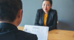 I datori di lavoro trascurano milioni di persone a causa dell’età nelle assunzioni