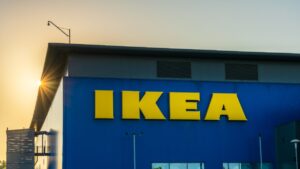 Il salario minimo aumenta a £ 12,60 l'ora