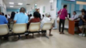 Le lunghe attese del servizio sanitario nazionale ostacolano il rientro dei dipendenti al lavoro