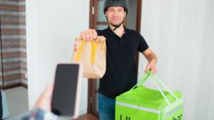 McDonald's accusato di aver minacciato gli autisti di Uber Eats