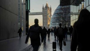 La crescita dei salari rallenta leggermente poiché i posti vacanti continuano a diminuire