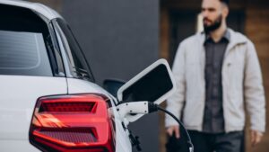 Le flotte di auto elettriche nel Regno Unito si trovano ad affrontare l’incertezza tariffaria