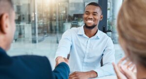 Le persone in cerca di lavoro hanno 16.000 sterline in più di risparmi pensionistici rispetto agli altri lavoratori