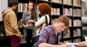 Le tasse universitarie raggiungono il record di £ 9.535