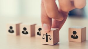 I datori di lavoro adottano misure in materia di indennità di malattia e congedo parentale in vista della nuova legislazione