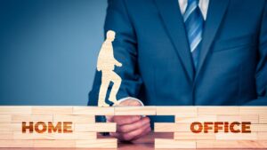 I datori di lavoro del Regno Unito cercano di aumentare il lavoro in ufficio per aumentare il coinvolgimento