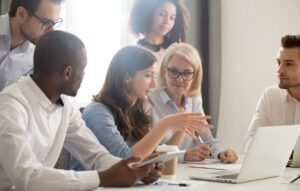 Le imprese dovrebbero valutare le proprie politiche DEI e non regredire