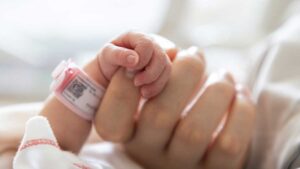 Diritto al congedo retribuito per cure neonatali a partire da aprile