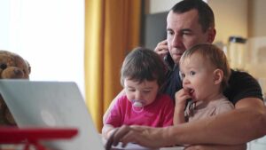 Genitori che lavorano sempre più stressati