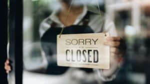 Gli aumenti delle tasse sui datori di lavoro alimentano il balzo nelle imprese “in difficoltà”.