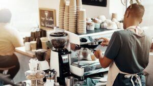 Il settore dell’ospitalità chiede un ritardo a causa del costo di 1 miliardo di sterline