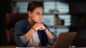 La maggior parte dei lavoratori della Gen Z apprezza l’etica aziendale tanto quanto la retribuzione