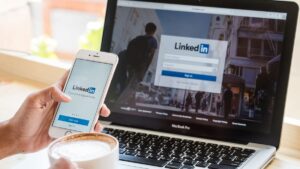 LinkedIn accusato di utilizzare i dati degli utenti per addestrare l'intelligenza artificiale negli Stati Uniti