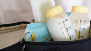 L'operatrice sanitaria vince la causa del latte materno dopo che la serratura da £ 5,50 non è stata montata