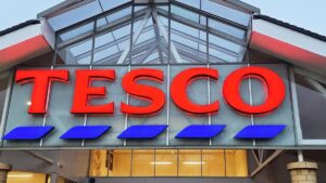 Tesco annuncia tagli di lavoro nei negozi e nella sede centrale