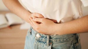 Consulente immobiliare con la nausea mattutina ha assegnato £ 94k dopo il licenziamento delle "mani jazz"