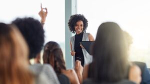 I salari aumentano mentre i posti di lavoro continuano a cadere