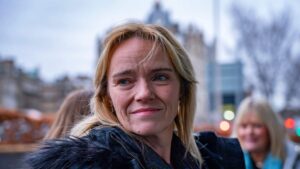 Infermiera presso il centro di Trans Tribunal Face conduce udienza