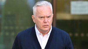 Huw Edwards "rifiuta" di rimborsare lo stipendio ricevuto dopo l'arresto