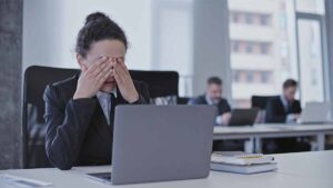 La metà dei dipendenti ha pianto a causa delle pressioni lavorative - Sondaggio