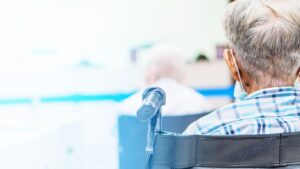 Le nuove regole del visto uccideranno o curaranno la forza lavoro per la salute e la cura?