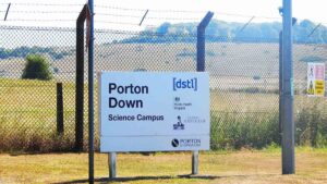 Lo scienziato DSTL è stato respinto in modo costruttivo per opinioni critiche di genere