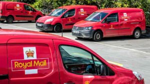 Postino che lavora il secondo lavoro mentre il malato era ingiustamente licenziato