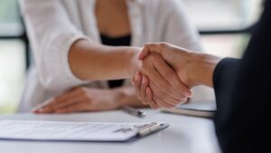 I posti vacanti scendono a livello pre-pandemico mentre i datori di lavoro si trattengono