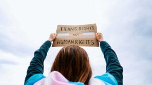 EHRC si inchina alla pressione e estende la consultazione di genere