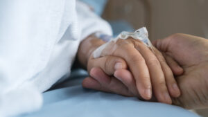 I caregiver del cancro sentono la pressione di tornare al lavoro presto