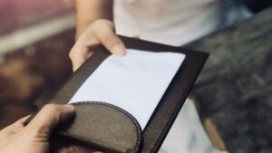 I consigli del ristorante dovrebbero essere inclusi nella paga per le vacanze